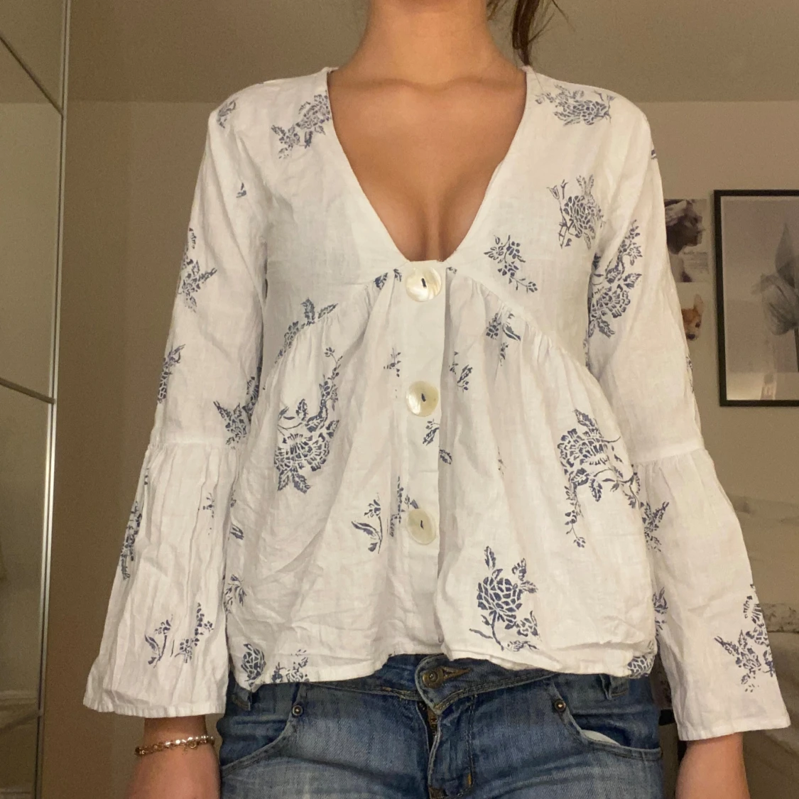 Vit blommig blus med v-ringning