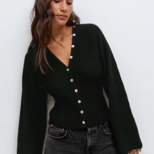 Stickad topp - Stickad topp från gina som är helt slutsåld, storlek xs men passar även s. Jag har tagit bort dem 4 första knapparna uppifrån för jag tyckte det var snyggast så. Använd 1 gång