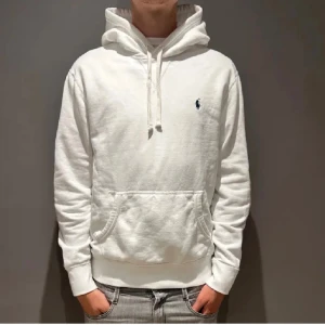 Vit Ralph Lauren hoodie - Säljer en vit raffe hoodie i storlek M. Han på bild är 185cm, 74kg. Hoodien är i bra skick förutom en liten fläck som inte syns vid användning (bild 5). Pris kan diskuteras vid snabb affär!