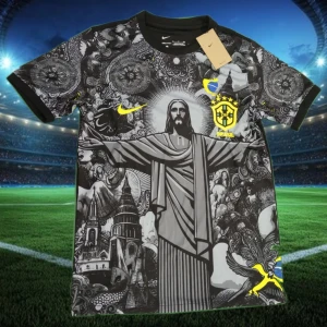 Nike Brasil kortärmad fotbollströja - Unik Brasil-fotbollströja från Nike med svart och grått konstnärligt mönster, inklusive Kristusstatyn och brasilianska motiv. Kortärmad med gul Nike-logga och Brasil-märke på bröstet. Perfekt för dig som vill sticka ut på planen eller läktaren.