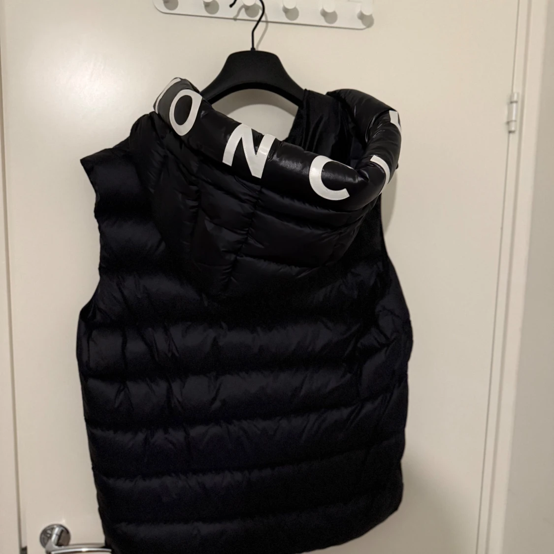 Svart dunväst med huva från Moncler - 1