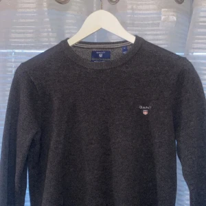 Gant tröja mörk-grå - En mörkgrå tröja från Gant som är i storlek M och passar både herrar och damer