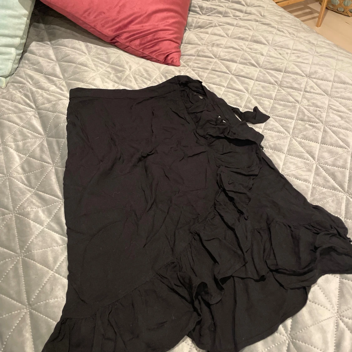 Svart omlottkjol med volang från Lindex