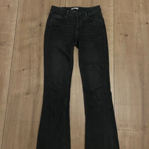 Mörkgrå jeans - Mörkgråa jeans från Gina Tricot. Jeansen är i jätte bra skick med pyttesmå defekter❣️