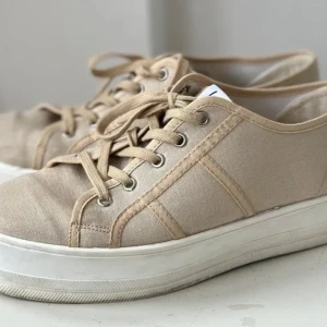 Canvas sko  - Beige stilrena sneakers från K. Cobler. Köpta för 1300 kr / € 120   Är använda (ganska lite men har några synliga mörka och ljusa märken på användning. Se bilder.)   Trots märkena så är skorna i mycket fräscht skick.