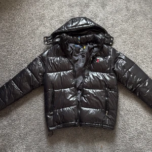 Svart Ralph Lauren jacka - kvitto finns  -  Ralph lauren jacka i storlek Small, jackan passar ca från 65-85 kg  Och sitter nånstans mellan small och medium. Den har inga hål eller skador köp för 6995 kr ifrån NK kvitto och tags finns. jag sickar med jackan lapparna och kvittot vid köp! Skriv om ni har frågor - prisförslag tas gärna emot 