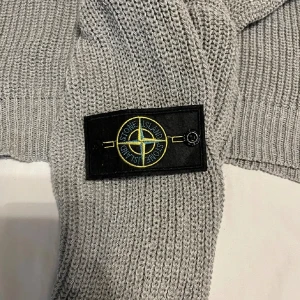 Grå stickad Stone Island tröja - Nyanvänd pris går o diskuteras STORLEK S ganska ny och fräsch