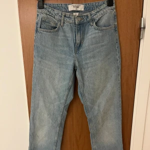 Jeans - Raka jeans med medelhög midja. Endast använda 1 gång då de blivit för små för mig