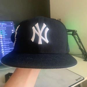 New Era keps - Säljer min Rare New Era keps. Har aldrig använt den pga att den är för stor för mig. Storleken är 57.7 cm Kom dm med prisförslag