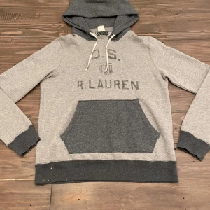 Grå Ralph lauren hoodie  - Tjena! Säljer nu denna skit feta Ralph lauren hoodie. Säljer pga att jag inte använder den längre. Perfekt inför våren! Väldigt sällsynt. Skulle vela säga att den är i nyskick enbart använd fåtal gånger. Vid frågor och funderingar hör gärna av er! ❗️OBS Den är inte äkta, dock kan man inte se om den är de eller inte samt sitter den som en S. Passar 175-185. 