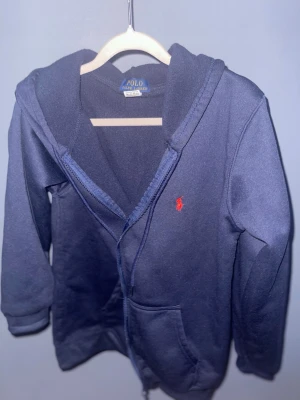 Polo cardigan  - Mörkblå med rött märke nästan aldrig använt vill sälja för den är för liten !!