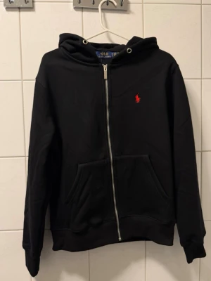 Ralpha lauren tröja / hoodie svart och röd  - Helt ny 