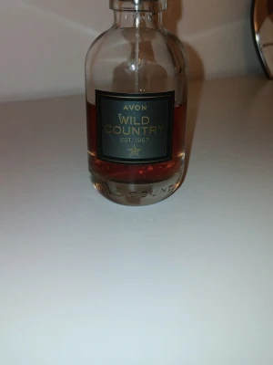 Avon Wild Country parfym - Avon Wild Country, est. 1967, är en klassisk parfym med stilren flaska och sprayfunktion. Perfekt för dig som vill sticka ut med en tidlös look. Volym och ingredienser framgår ej på bilderna.