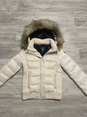2000s fur jacket - Mycket gott skick, två väldigt små fläckar men ingenting man tänker på eller knappt ser. Man kan se på bilden. Även två små revor på armen som man kan se på sista bilden.  Armhåla till armhåla: 43 cm Total längd: 54 cm  Ärmlängd: 60 cm  Storlek: xs  Märke: American eagle outfitters
