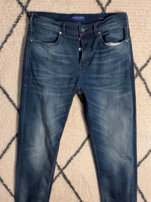 Scotch & soda jeans - Säljer dessa unika jeans med fina detaljer så som knapparna på gylfen och innerfickan den är i storlek w33 och l32 kom privat för fler frågor och funderingar