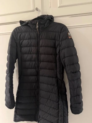 Parajumper jacka - Parajumper jacka Irene svart  i storlek XS , endast använd ett fåtal gånger , 