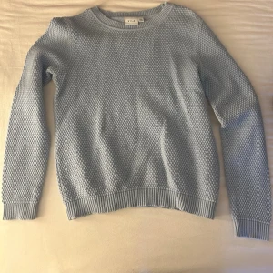 Ljusblå stickad tröja från Vila - Säljer en ljusblå stickad tröja från Vila. Den är i storlek L men är som en xs/s. Mycket bra skick.