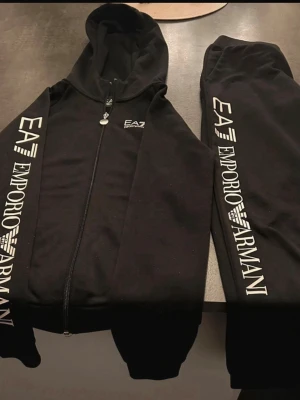 Armani mjukis sett - Ett par mjukisbyxor och en likadan kofta till, lite noppriga men det går att ta bort lätt, det är storlek S men kan verka mindre i storleken, köpare stör för frakt 