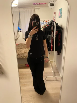 Svart Guess tshirt!💗 - Svart snygg t-shirt från Guess i bra skick!