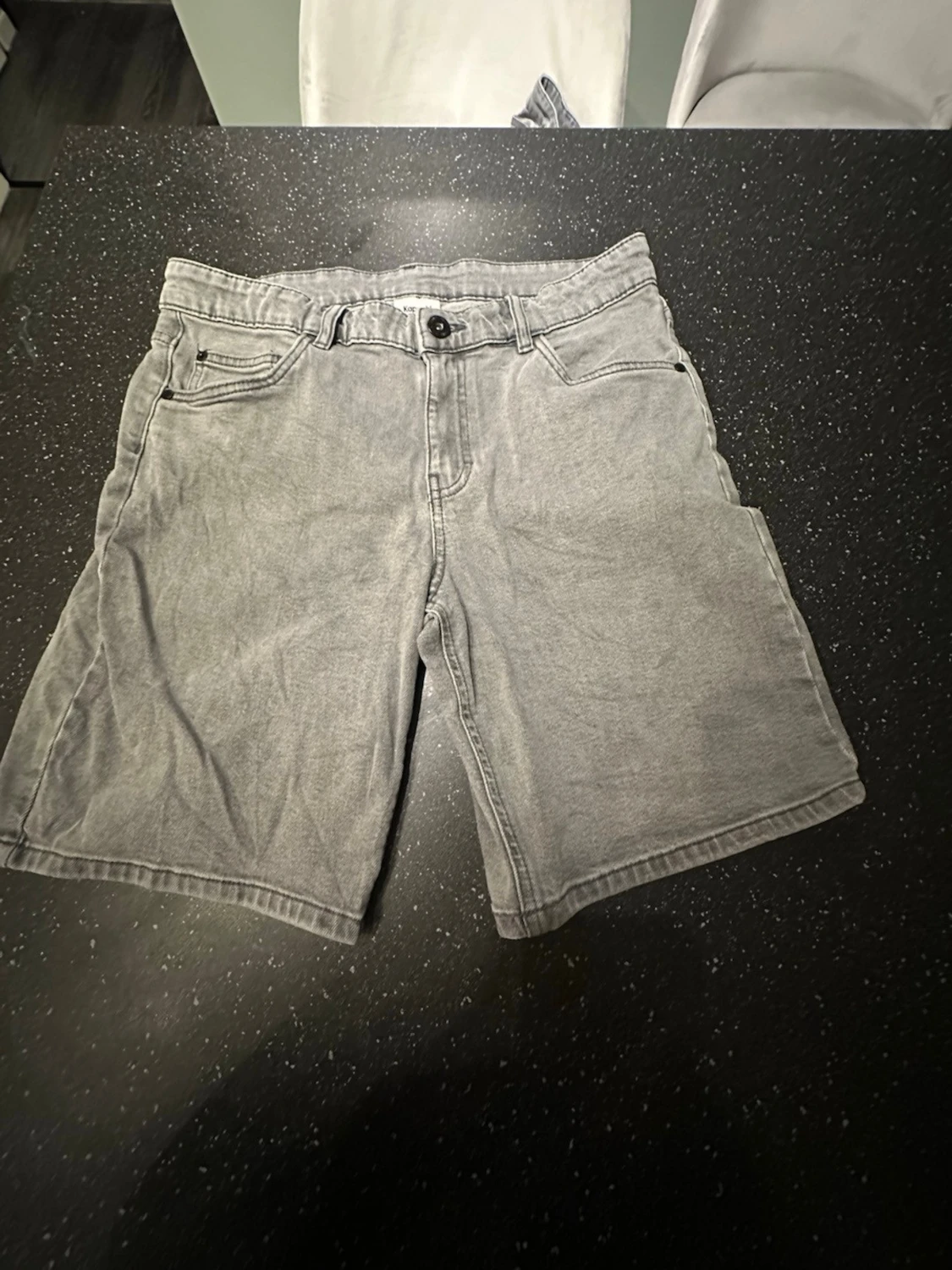Grå jeansshorts från Kappahl