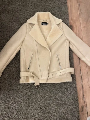 Beige teddyjacka från Pieces - Säljer en beige teddyjacka från Pieces med mjukt foder, storlek Xs passar S. Köptes idag bara testat 