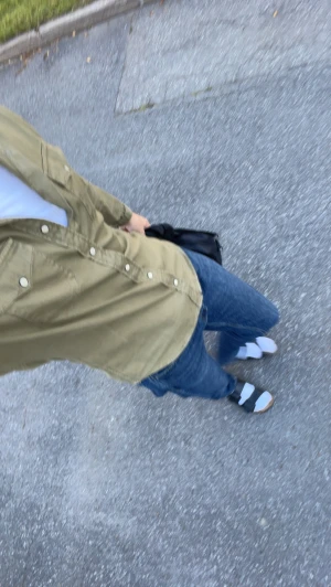 Olivgrön overshirt från Jack & Jones - Olivgrön overshirt från Jack & Jones i bomull med klassisk krage, tryckknappar och två bröstfickor med lock. Långärmad modell med normal passform, perfekt för en avslappnad stil. Använd fåtal gånger då den är för liten för mig. 