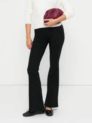 Svarta bootcut jeans med stretch - Slutsålda. Passar mig som 166cm. Från Zalando i S 32. De är riktigt sköna och stretchiga! Svarta bootcut jeans från ONLY med klassisk femficksdesign och kontrastsömmar. Jeansen har låg midja och är tillverkade i stretchigt denim för skön passform. Perfekta till chunky boots och en enkel topp.