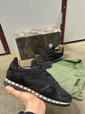 Valentino Rockrunner skor - Säljer ett Par Rockrunners skor i  Fint skick Skick: 8,9/10🧮  Inkluderat: allt og ingår!♦️  Pris: 1600kr ej hugget i sten🎗️  Storlek: 42,5♣️ passar 43 och 42 Snabbaffär = priset sänks-SERIÖSA BUD🔓