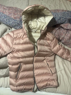 Colmar rosa pufferjacka - Säljer en snygg pufferjacka från Colmar i ljusrosa. Jackan har passform i storlek XS/S för mig som är 159cm. Skick nästan helt ny. Pris kan diskuteras.