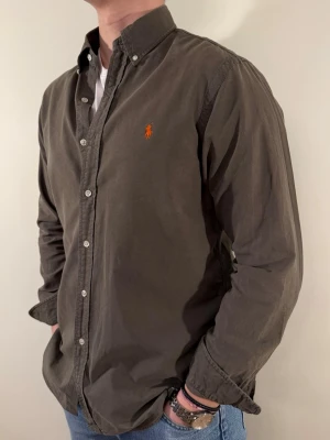 Mörkgrön Ralph Lauren skjorta - En snygg polo skjorta som passar till alla tillställningar! Skjortan är i regular fit och är något urtvättad men annars i fint skick.  Storlek👔: M Nypris💰: ca 1299 kr