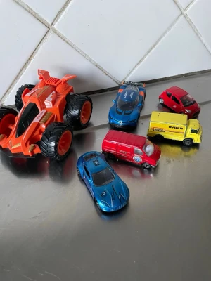 Leksaksbilar i olika storlek  - Bilden visar flera leksaksbilar i olika färger och former,  de vi är i fint skick 