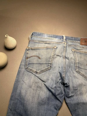 G star raw jeans  - Säljer nu dessa riktigt snygga jeansen från G star raw i st 32 32 bara höra av dig vid frågor eller funderingar och pris kan absolut diskuteras 