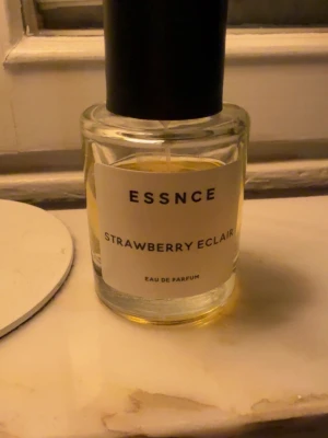 Essnce parfym  - Essnce strawberry eclair, 50 ml  ungefär lite mer än hälften kvar.