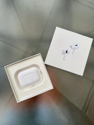 AirPods Pro 2 (USB-C) - Säljer ett par nya AirPods Pro 2 (USB-C) med originalförpackning. Köpta 27 september 2025 och har garanti till 26 september 2026. Inga synliga tecken på användning, komplett med laddningsetui. Perfekt ljud, brusreducering och trådlös laddning.