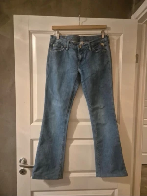 Blå bootcut jeans från Replay - Snygga ljusblå jeans från Replay. Säljer de då det har blivit för små. Storlek W:29 L:32