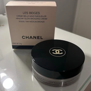 Chanel Les Beiges Bronzing Cream - Chanel Les Beiges Healthy Glow Bronzing Cream i nyansen Soleil Tan Medium Bronze. Krämig formula som ger en naturlig solkysst look. Innehåller 30 g och har en beige-brun ton. (Har endast använt den ett par gånger)