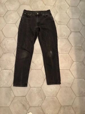 Svarta jeans från Nudie Jeans Co - Svarta jeans från Nudie Jeans i storlek 32/32, normal passform. Lite långa i det för att va 32 L jag är runt 183 och dem är precis för långa. Om ni har några funderingar är det bara att slå en pling. Finns en liten fläck på knäet men inget man tänker på så 