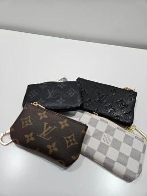 Olika L och V små förvaring accessoar  - Olika accessoar som man kan ha små grejer och hänga på sina byxor eller väska exempelvis. Har du några funderingar kontakta oss❄️🌟