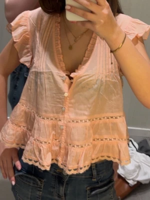 Blus  - Aprikos/korall färgad blus. Perfekt för sommar 