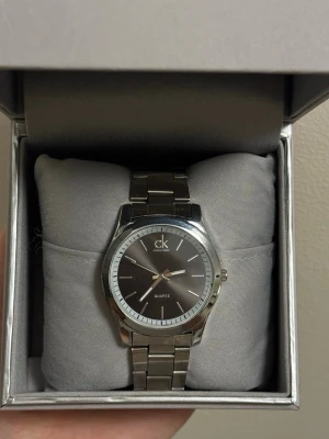 Herrklocka från Calvin Klein  - Snygg klocka för herr från Calvin Klein i Silver med Originalförpackning. Varsamt använd 