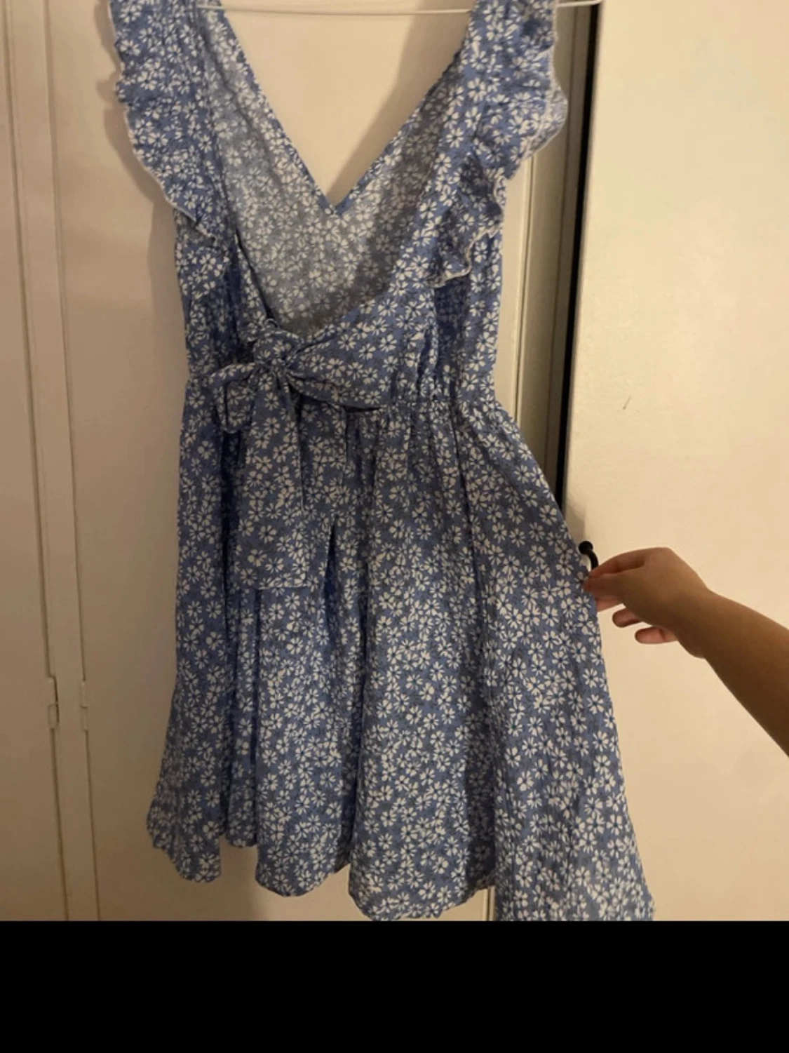 Blommig blå kortklänning med volang - 1