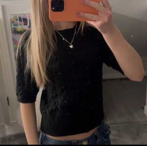 Zara tröja - snygg svart stickad tröja med korta ärmar och pärldetaljer över hela framsidan och baksidan. säljer då den inte kommer till användning!❤️