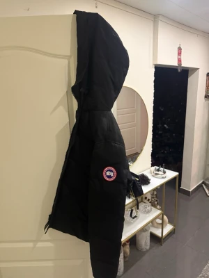 Canada Goose Macmillan  - Säljer jackan då den inte kommit till användning, den är näst intill nyskick, har använt den max 3 gånger och den har bara suttit i garderoben resten av tiden, jackan sitter som en XL så om du vanligtvis har det i storlek passar denna perfekt, den är väldigt varm och skön