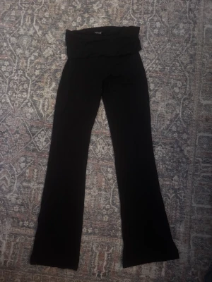 Svarta bootcut yoga-byxor - Svarta yoga-byxor med låg midja, jättesnygga och jättesköna💗