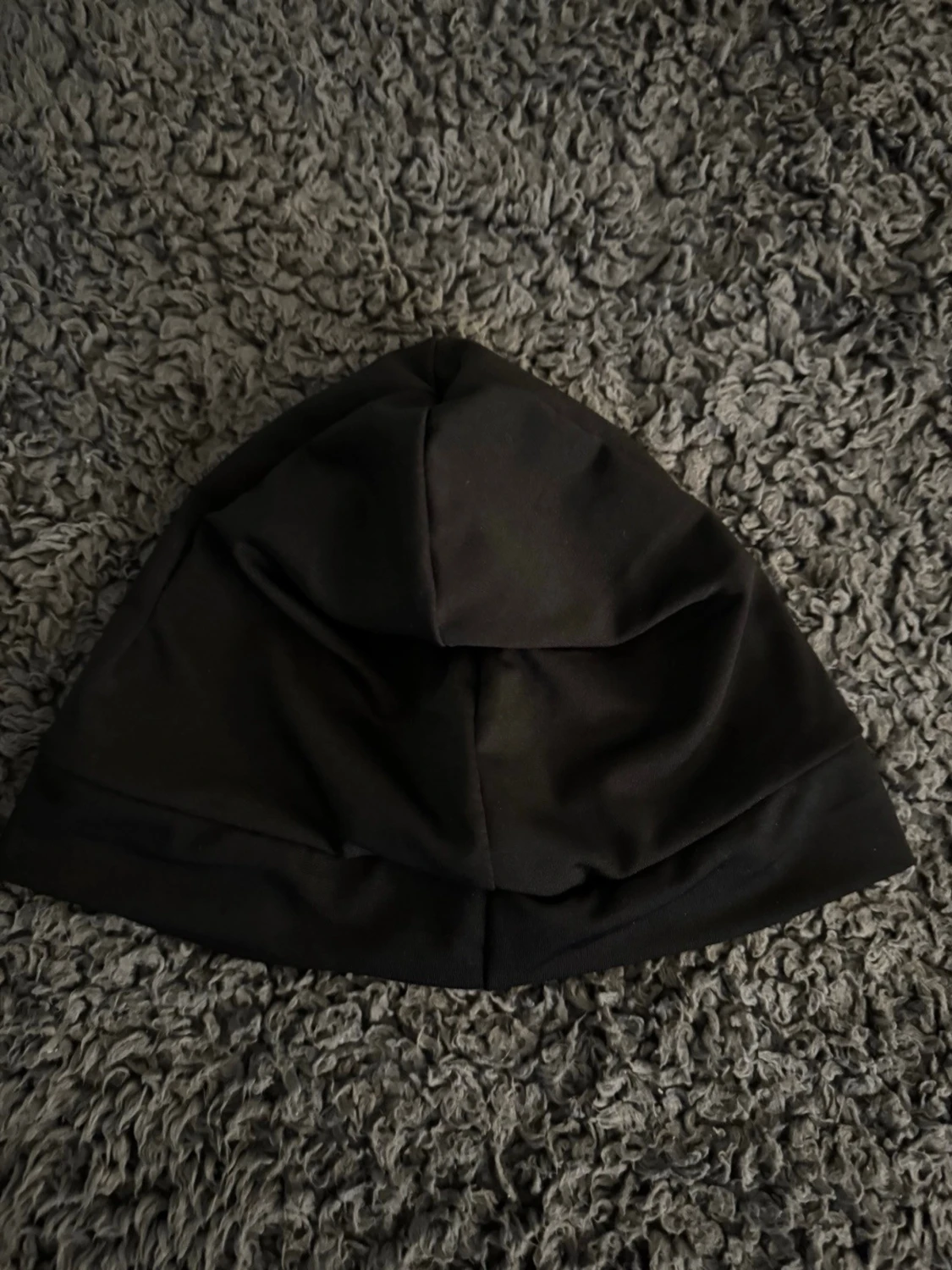 Svart mössa med graffiti-tryck - 1