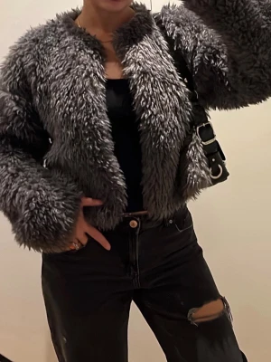 fluffig jacka - kofta eller jacka i grå päls. kort modell med långa ärmar