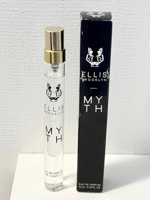 Ellis Brooklyn Myth Eau de Parfum 10 ml - Ellis Brooklyn Myth Eau de Parfum i smidig 10 ml sprayflaska. Enbart testsprayad ett fåtal gånger, vilket syns på bild. Kommer o originalförpackningen. Givetvis förvarad mörkt och svalt.