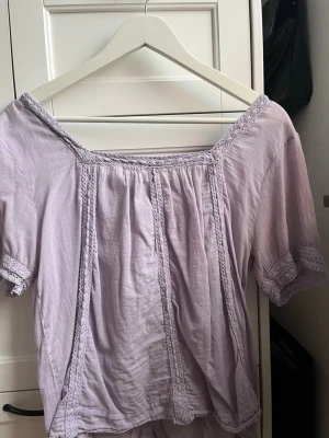 Lila blus - Fin blus i Stl s/m! Använd några gånger!! 