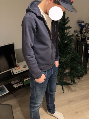 Sail racing zip hoodie - Säljer nu mig sail racing zip hoodie då den börjar bli för liten.den är i riktigt på skick hör av er om ni undrar något 