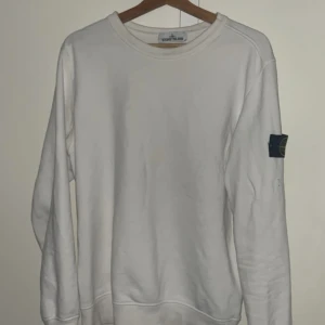 Stone island tröja - Säljer denna Stone Island tröja då den inte kommer till användning. Hör av er vid frågor!